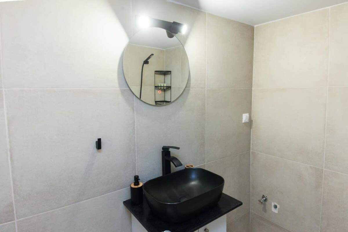Modern Greek Living 1 Bd In Dafni