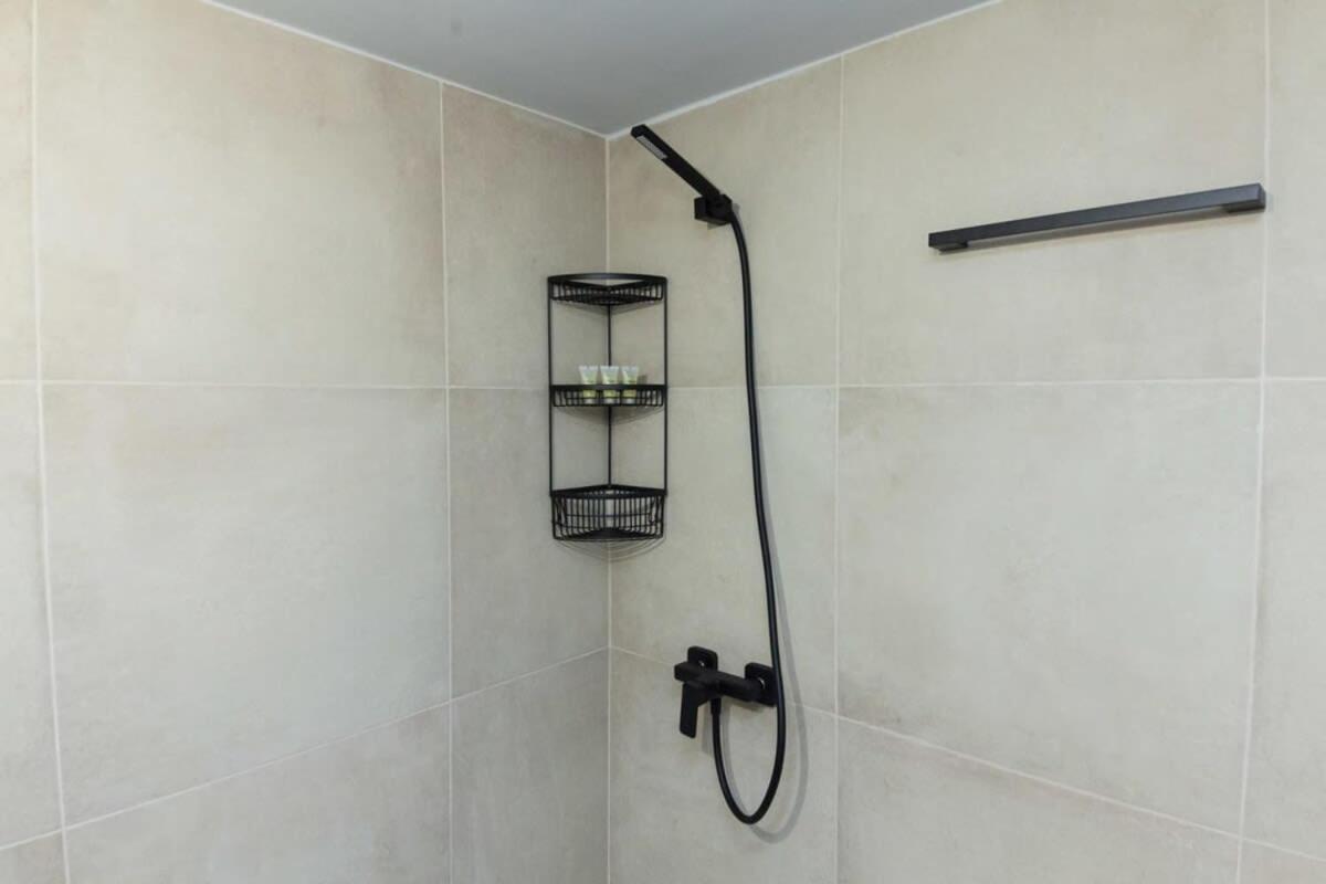 Modern Greek Living 1 Bd In Dafni * Athènes